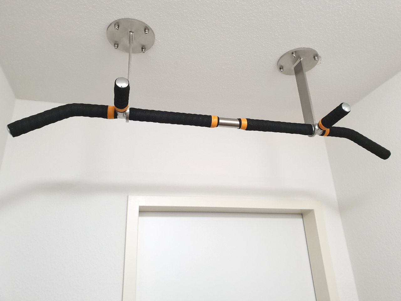 klimmzugstange_decke_d2_mit_schaumgummi