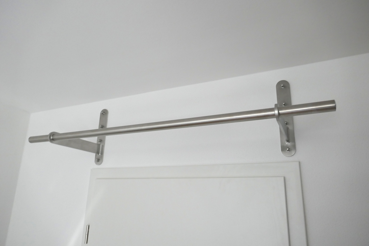 klimmzustange_wand_exta_breit_uber_t-r_befestigt