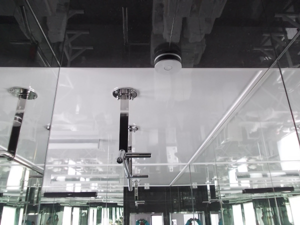 polierte_klimmzugstange_decke_kundenbilder